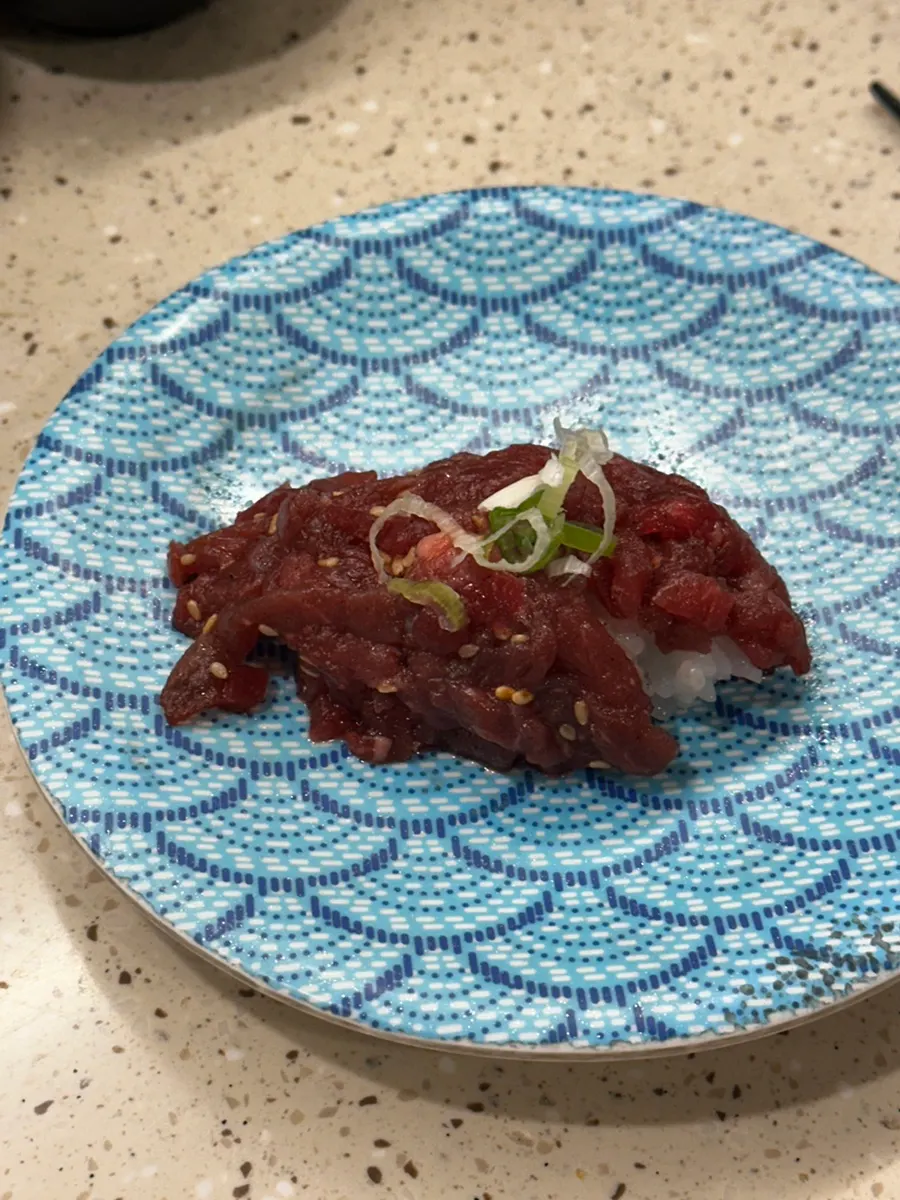 연어와 육회, 치즈를 올린 초밥