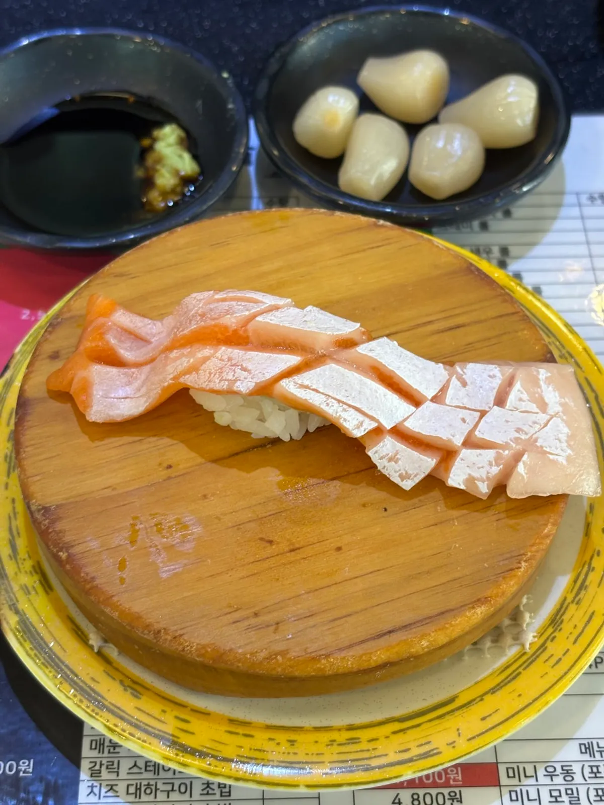 주문한 초밥 접시들