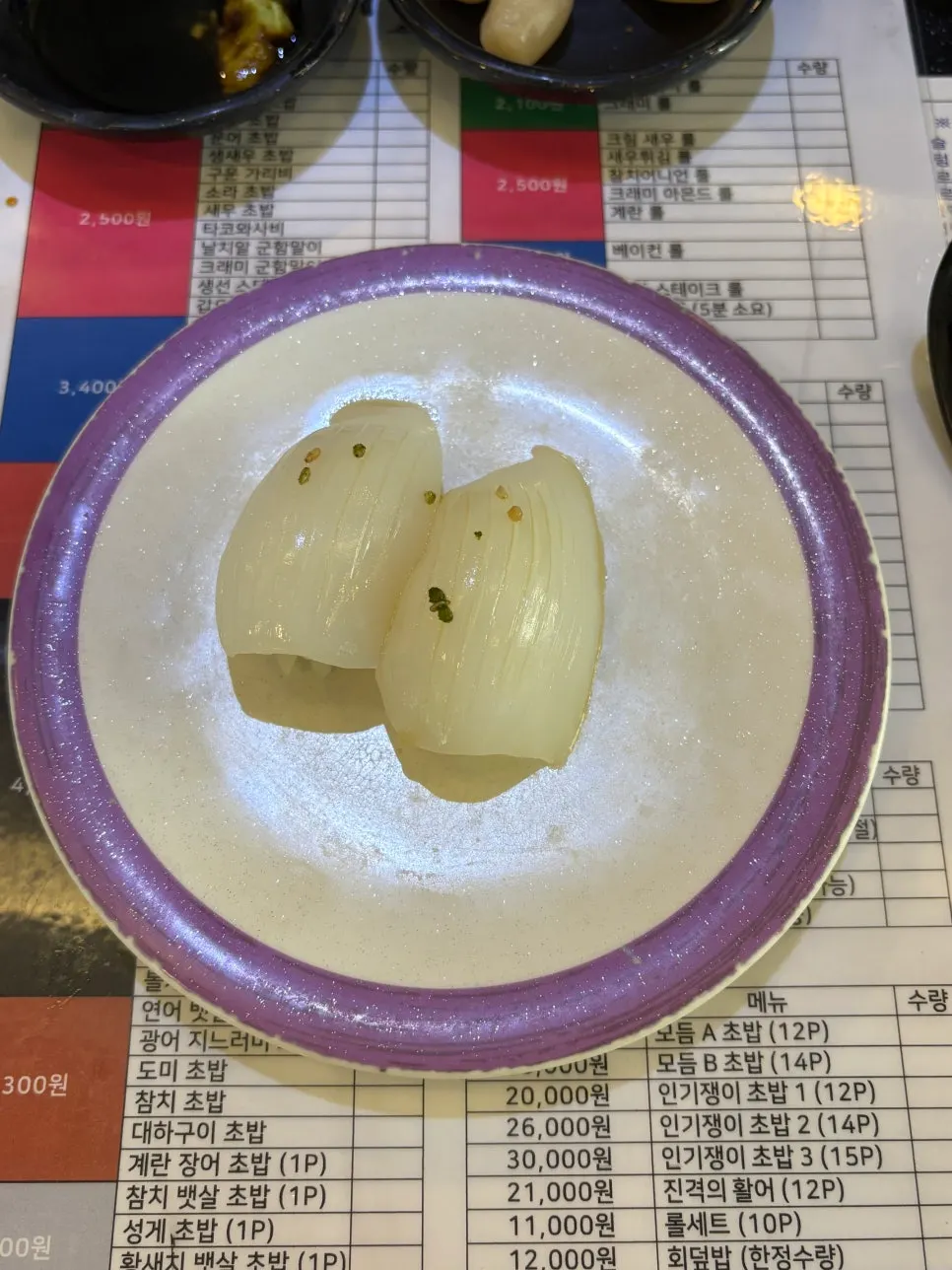 황금접시에 담긴 오도로 초밥