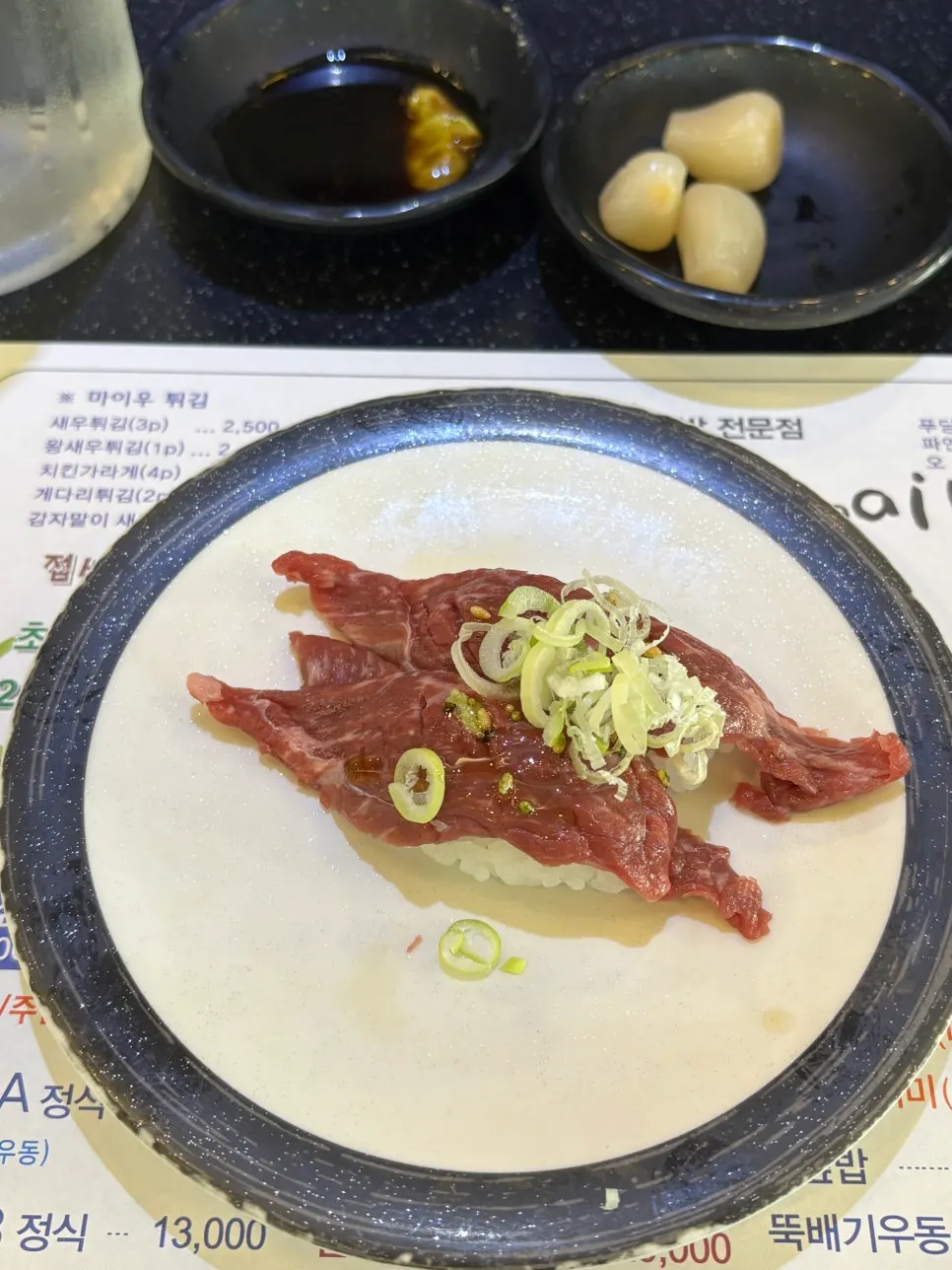 소스와 양파를 올린 연어양파초밥