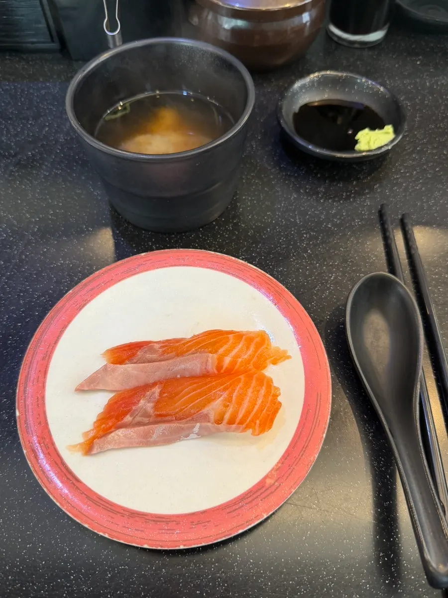 접시에 담겨 나온 회전초밥