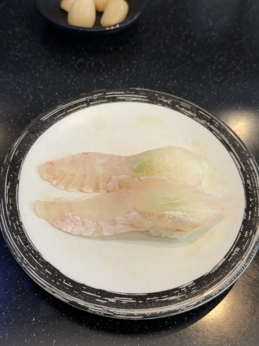 도톰한 연어가 올라간 연어초밥 한 접시