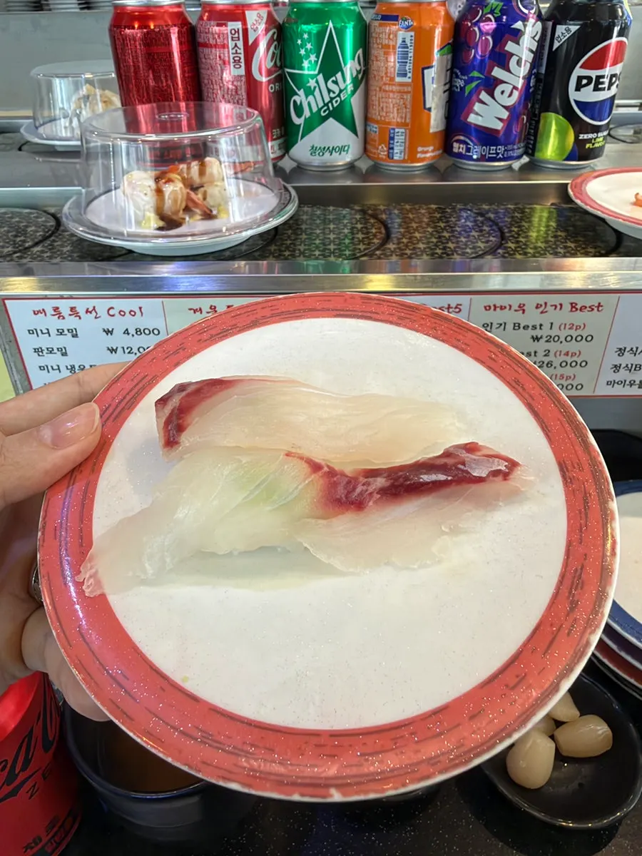 광어초밥 계란초밥 갈릭소라초밥 접시