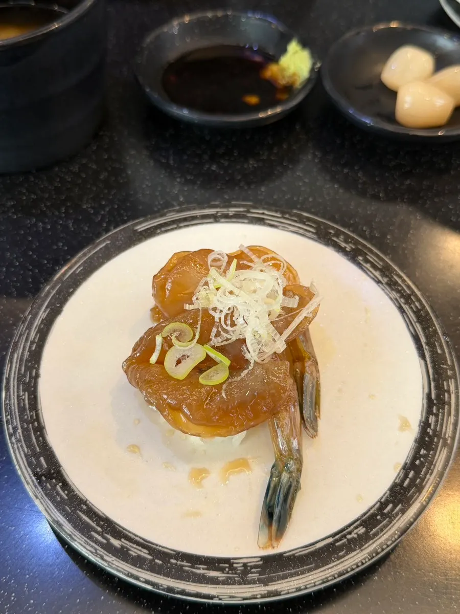 한우 육사시미가 올라간 초밥 한 접시
