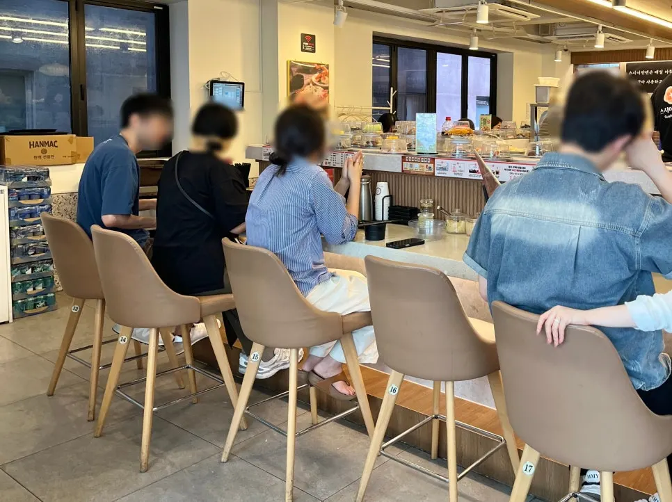 매장 중앙 조리 공간과 회전 레일