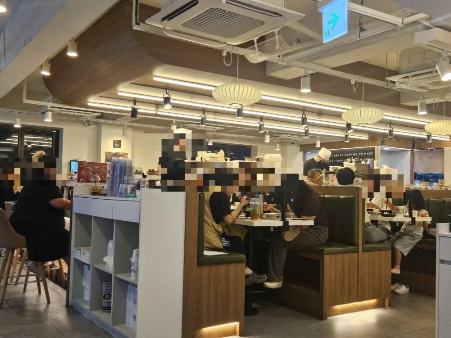 깔끔하게 정돈된 스시이안앤 선릉역점 내부