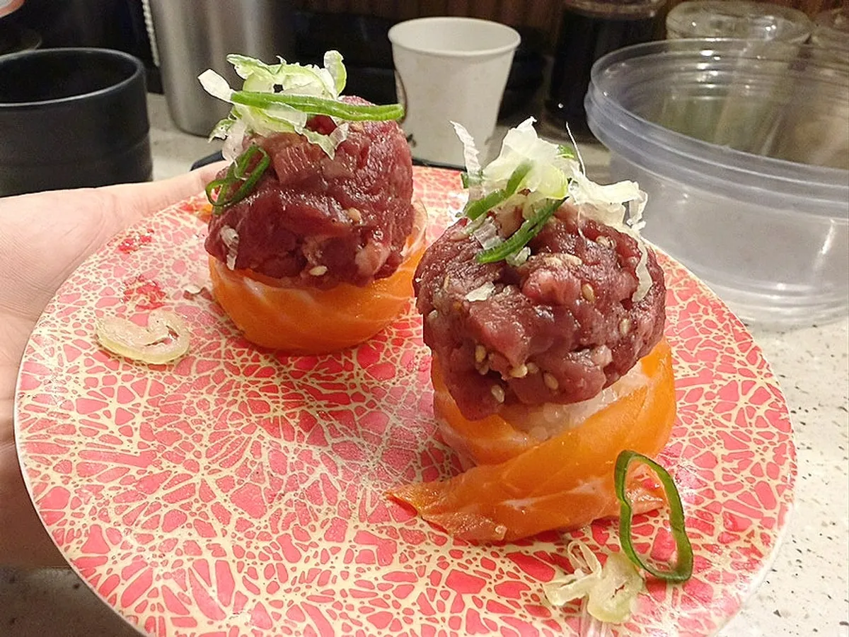 커플 최애 메뉴인 육회연어말이 초밥