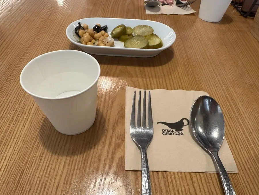 點了文達盧咖哩與菠菜咖哩的餐桌