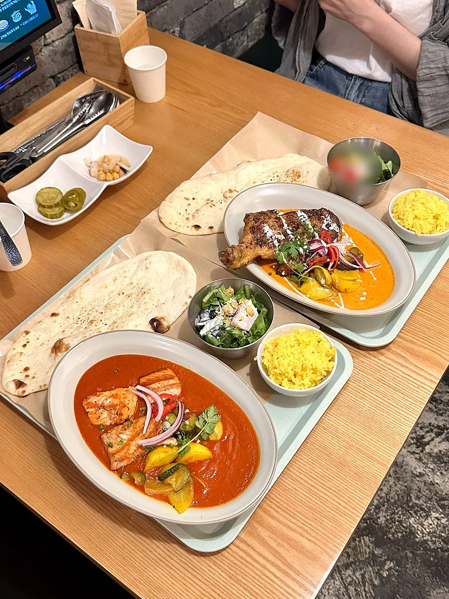 정갈하게 차려진 커리 두 종류와 난