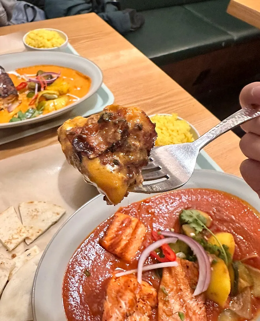 탄두리 치킨 토핑을 올린 마크니 커리