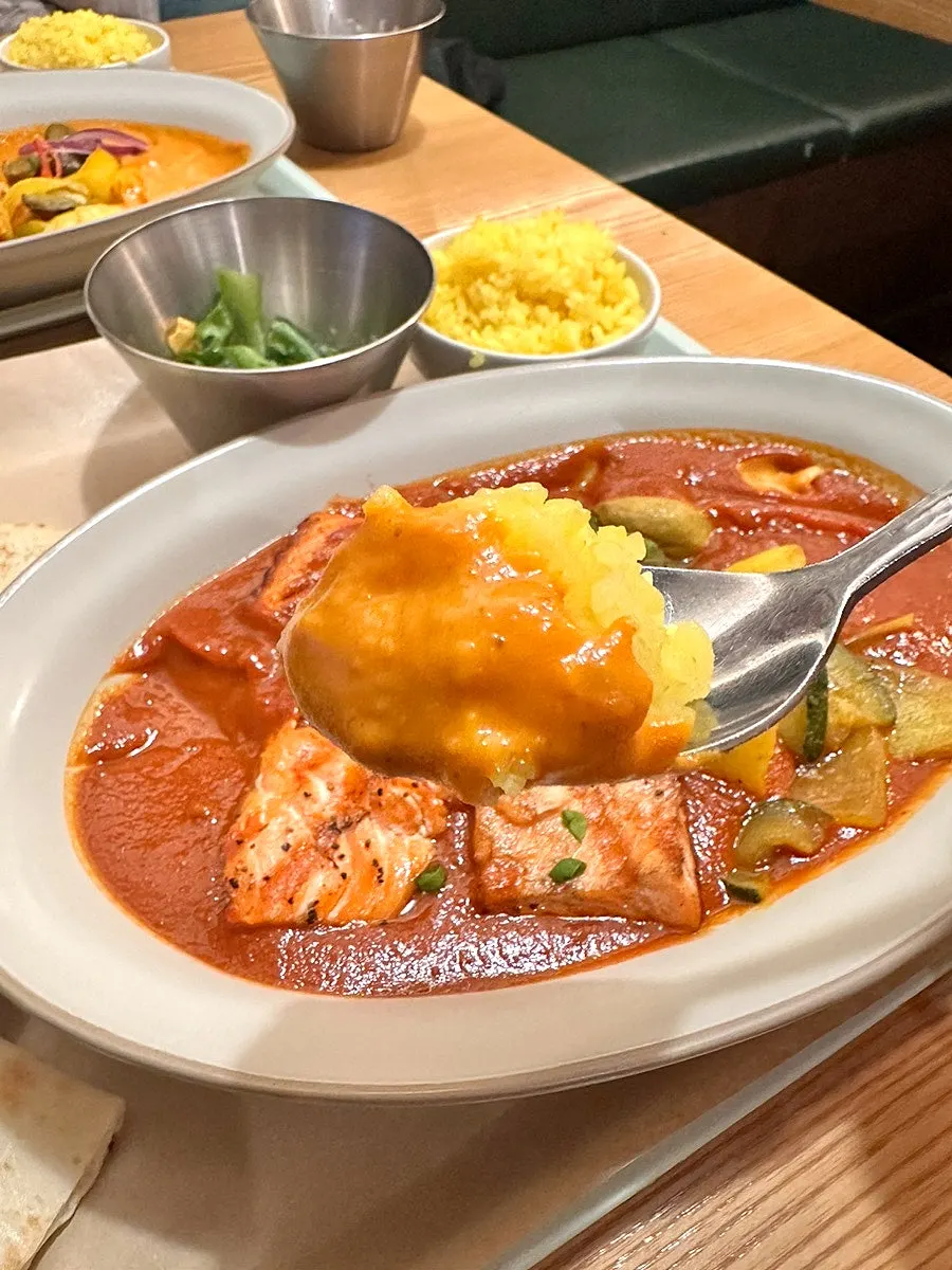 겉이 살짝 바삭하게 구워진 탄두리 치킨