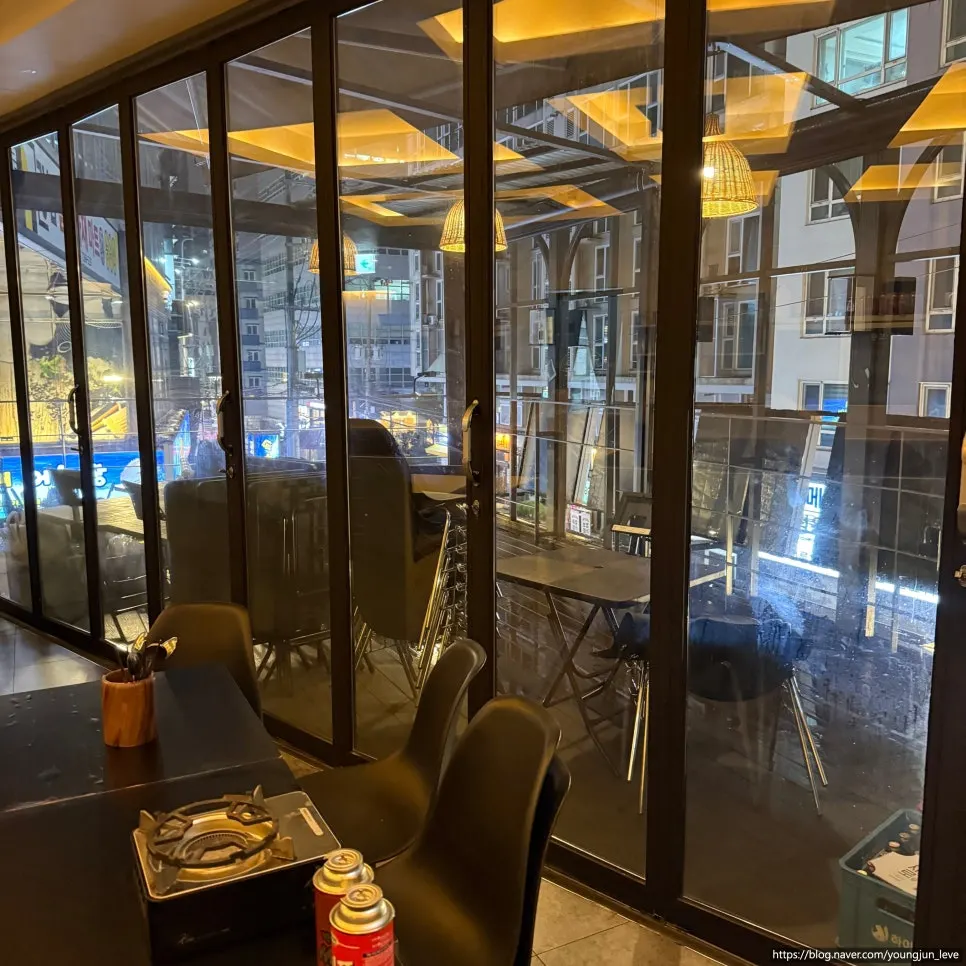 Interior seating and lighting atmosphere at Seolleung Dowon