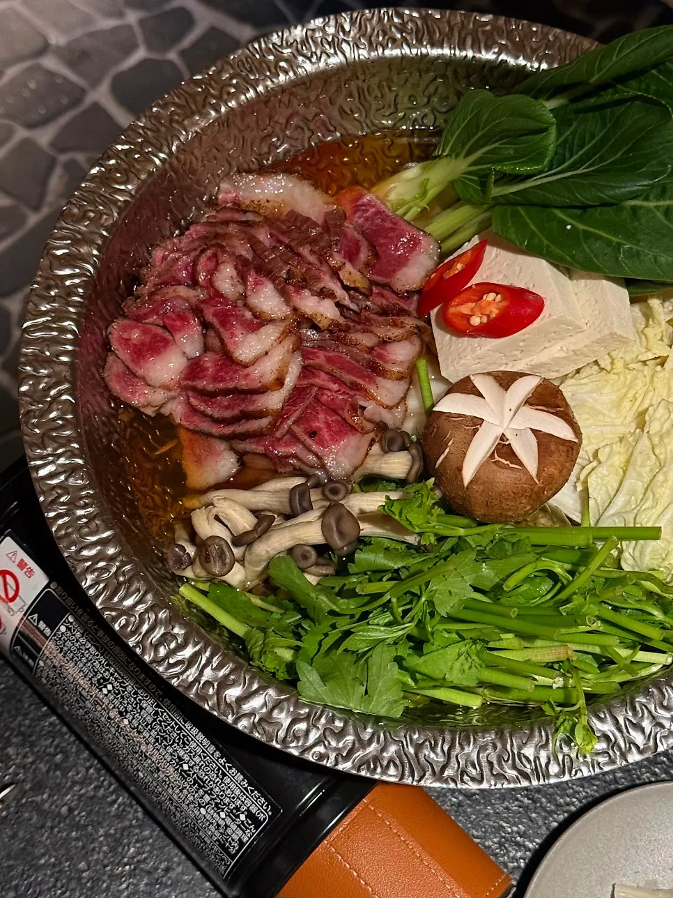 盛有韩牛与蔬菜的深木韩牛火锅
