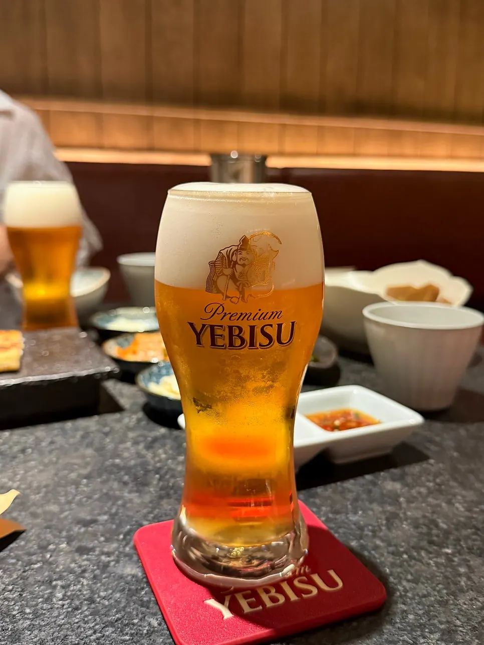 蘸了酱料的烤鳗鱼一块