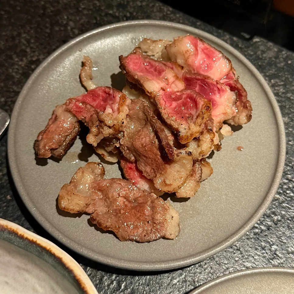配着生啤酒享用的烤鳗鱼晚餐