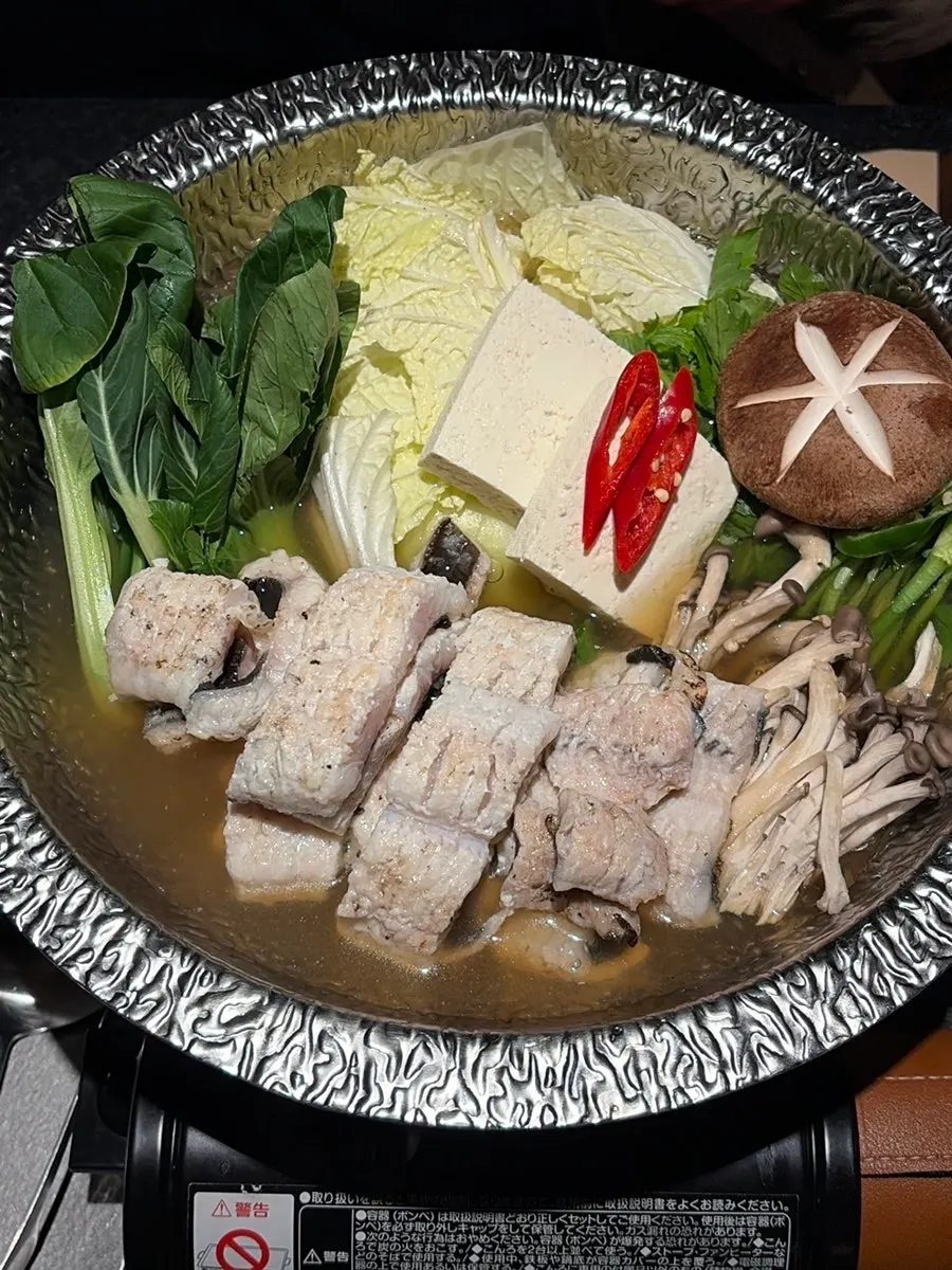 Thick pieces of eel in the broth
