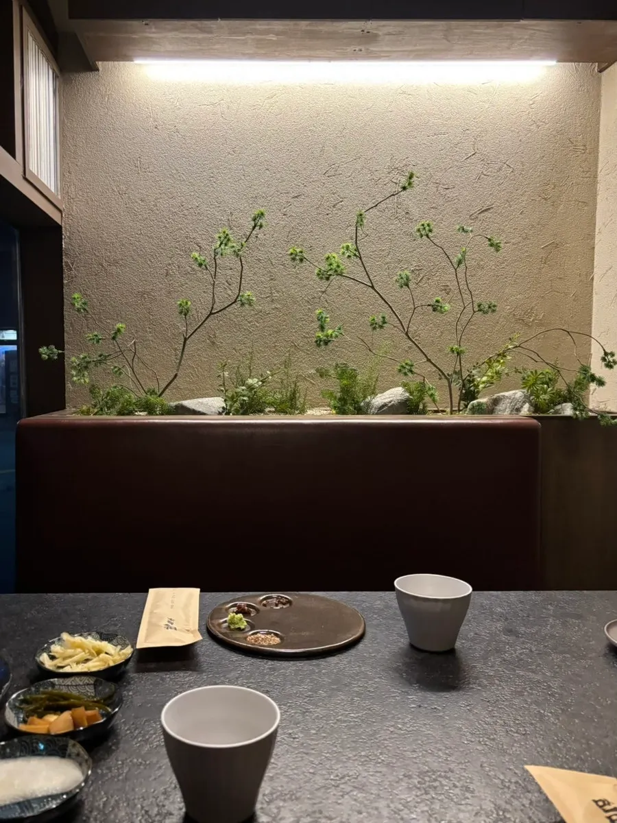 Private tables divided by section at Manmok
