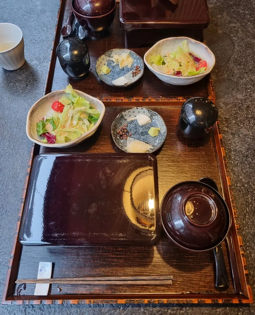 샐러드와 장국, 차완무시가 함께 나온 일정식 한상