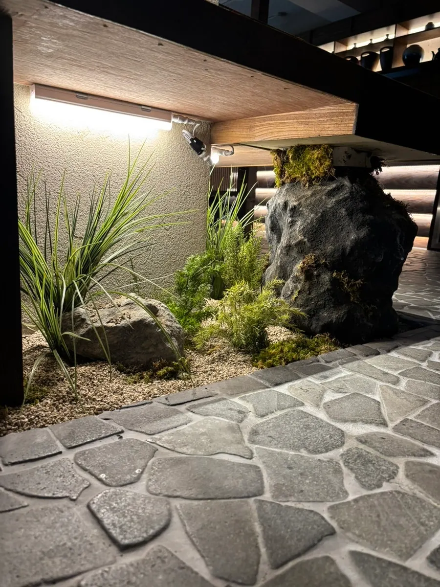 Calm and upscale interior atmosphere at Manmok