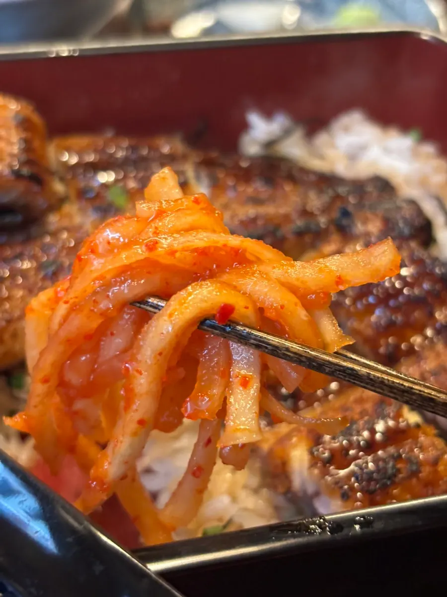Side dishes served with the eel rice bowl