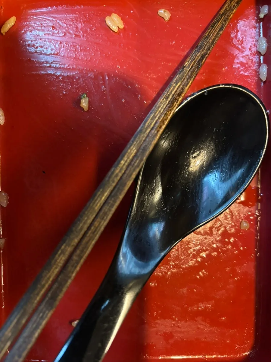 The finishing moments of an eel rice bowl meal
