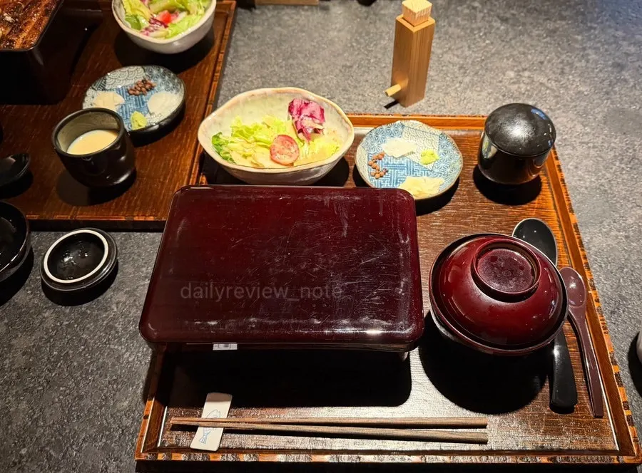 Whole eel rice bowl with the lid still on