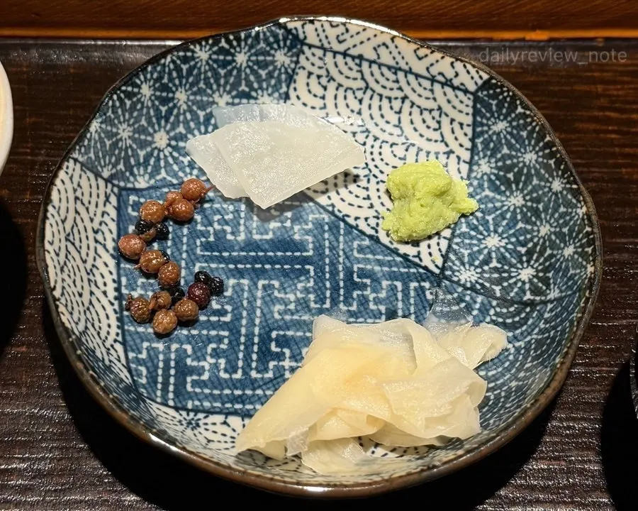 Side dishes served with the eel rice bowl