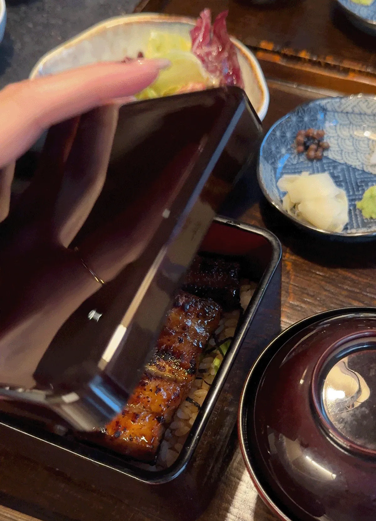 Manmok's whole eel rice bowl with the lid opened
