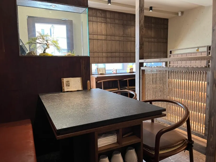 Interior de Manmok con asientos junto a la ventana para comer sola