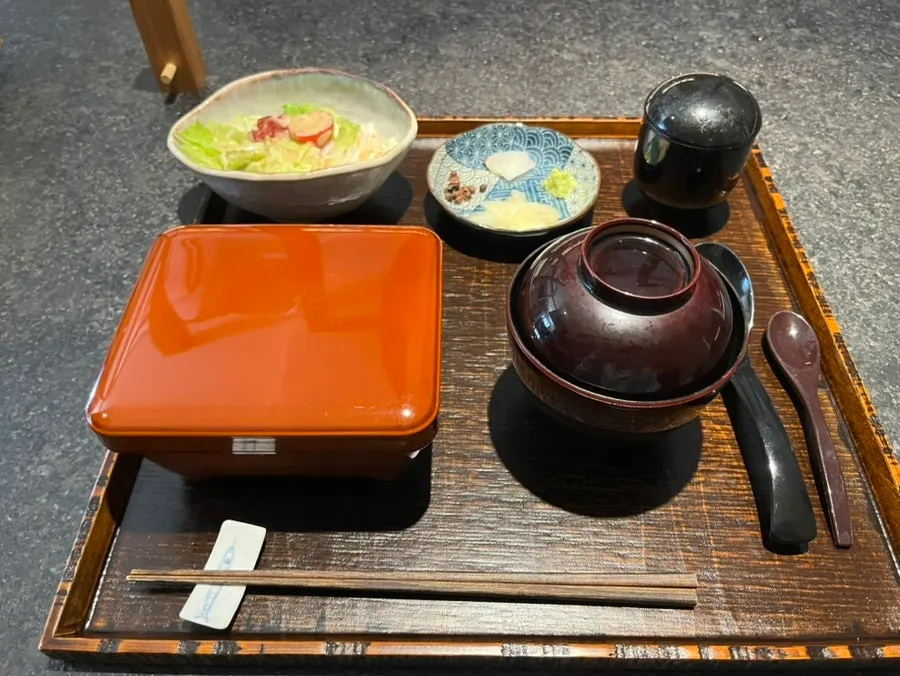 Set de donburi de anguila de Manmok todavía con la tapa puesta