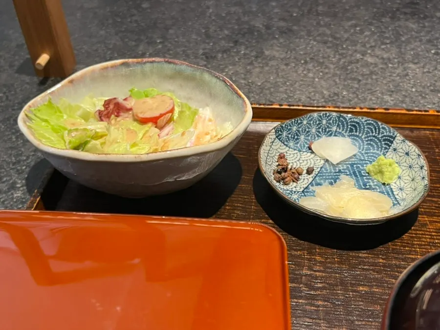 Set completo con ensalada, chawanmushi y sopa clara