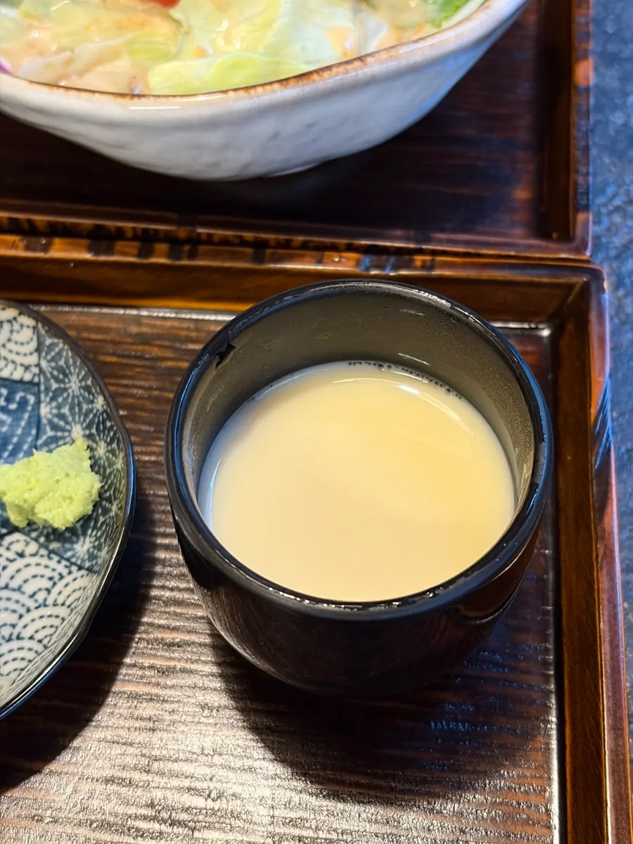 Side dishes served with the eel rice bowl