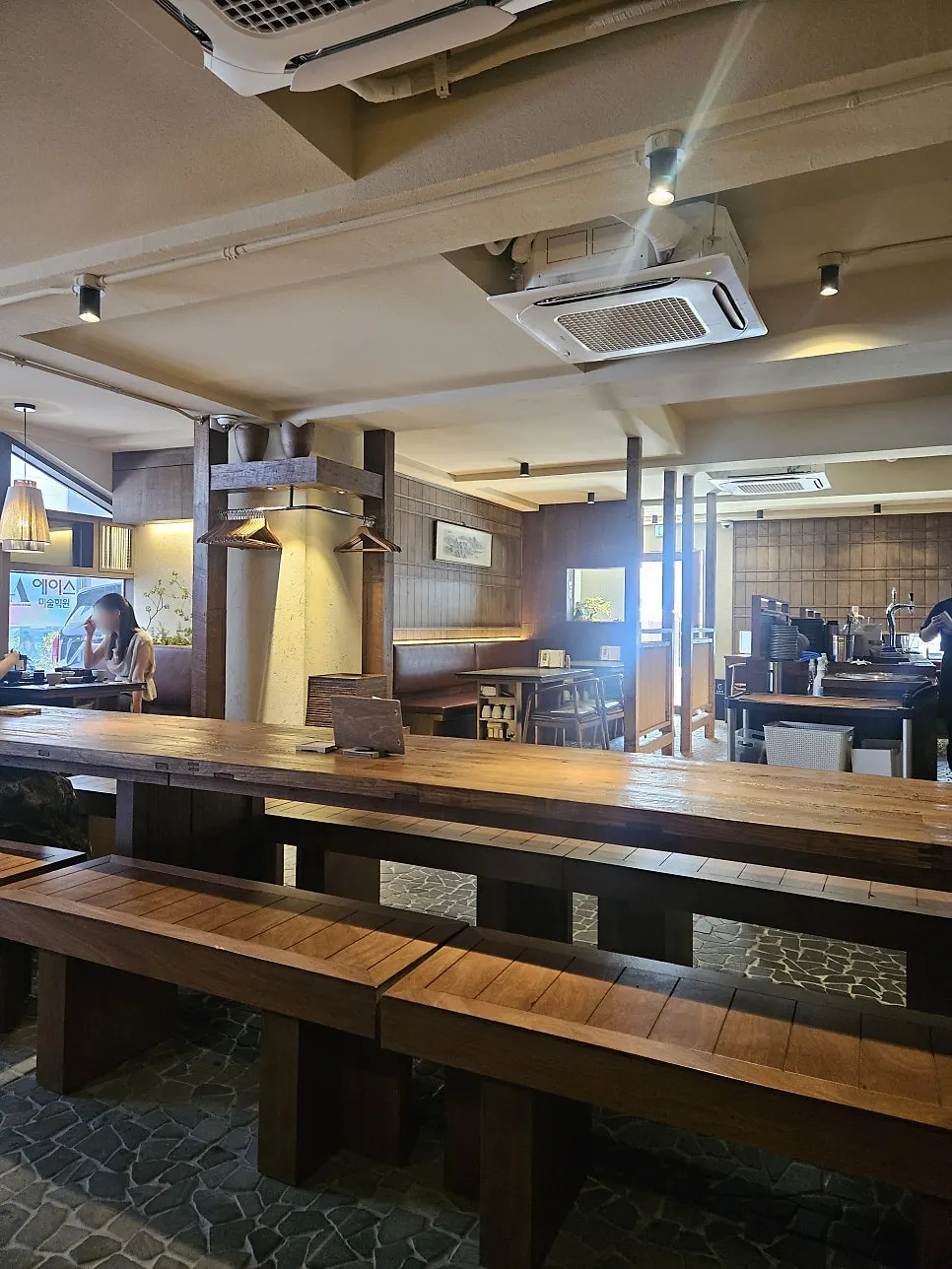 Manmok's interior decorated with wood elements