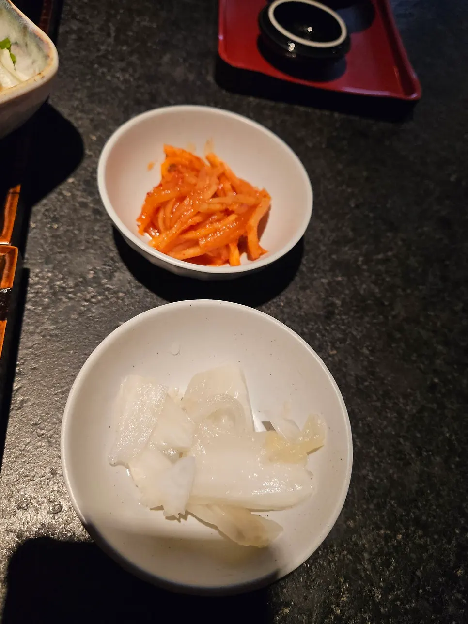 Side dishes served alongside the eel rice bowl