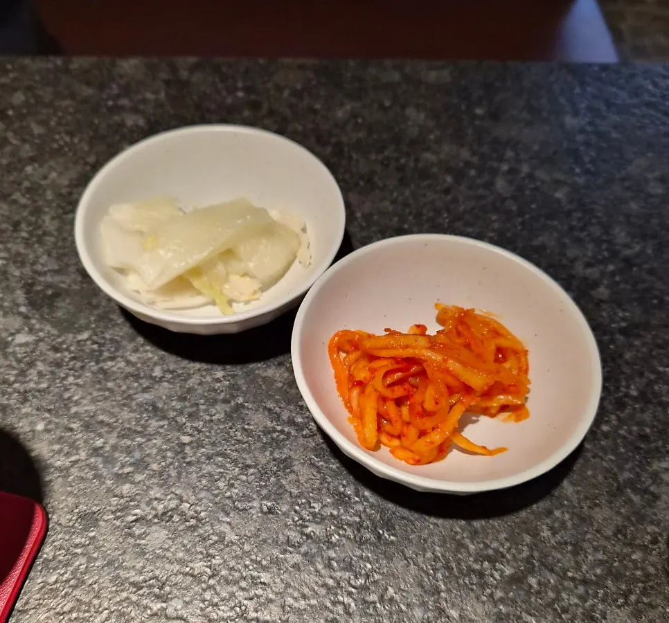 절임 반찬을 곁들인 장어덮밥 한 입