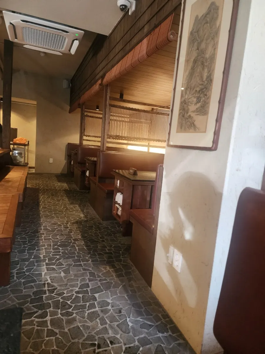 Manmok dining table in a calm atmosphere