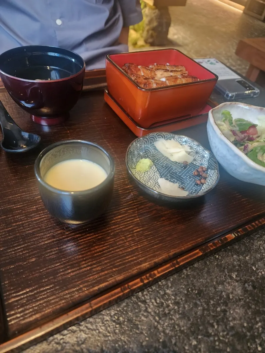 Eel rice bowl set for a family meal
