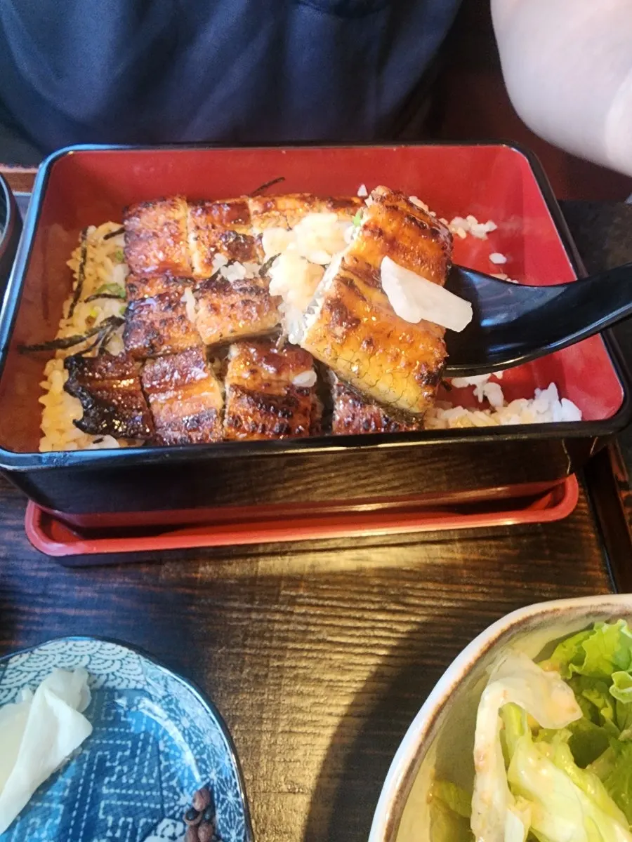 Eel rice bowl meal with a smoky grilled aroma