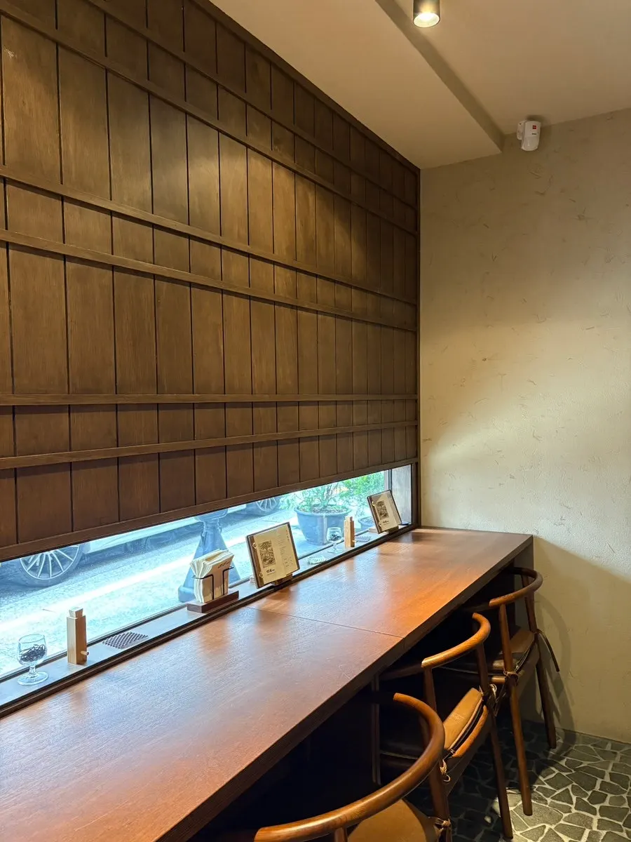 Manmok interior with a dark wood feel