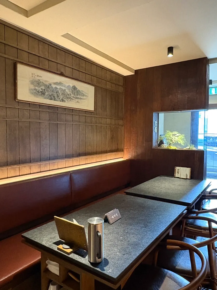 Manmok dining room with a range of table types