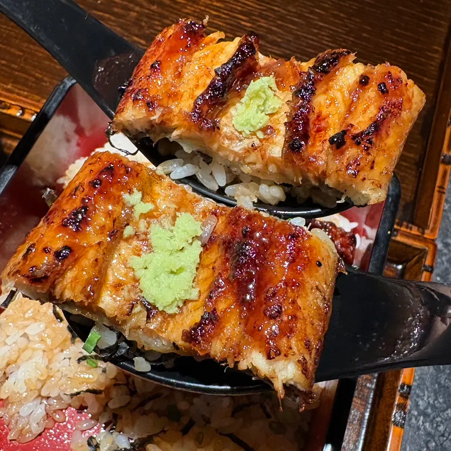 Eel rice bowl filling a lacquer box