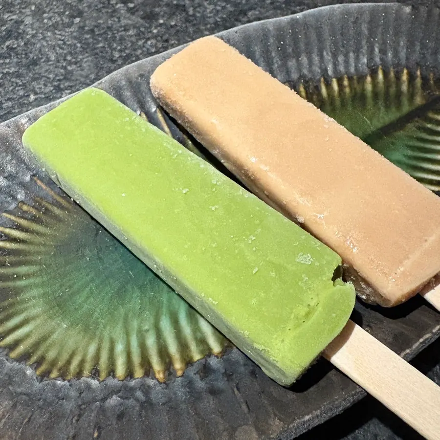 Matcha and black tea ice cream bars