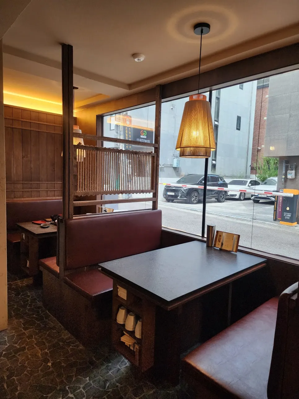 Calm-atmosphere table seating at Manmok