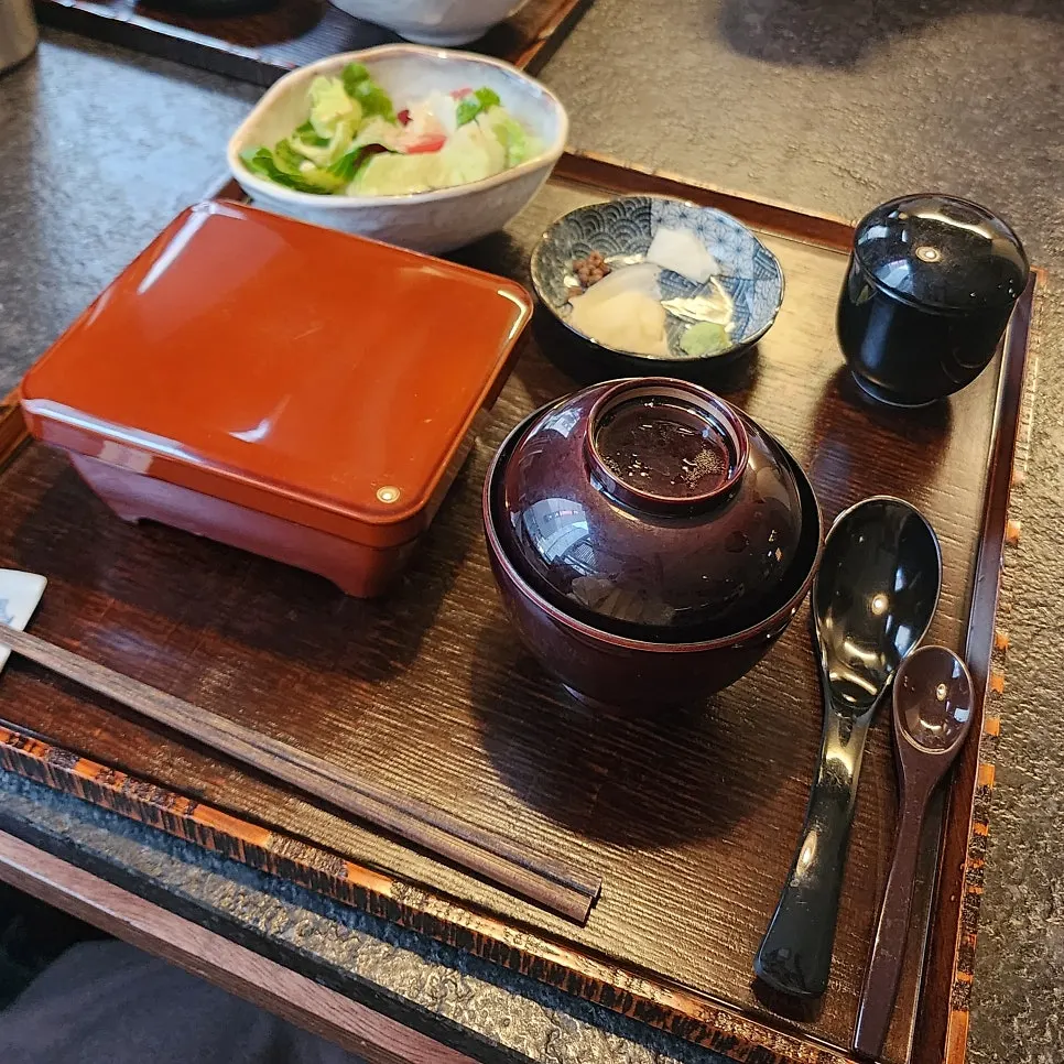 Manmok's full eel rice bowl table setting