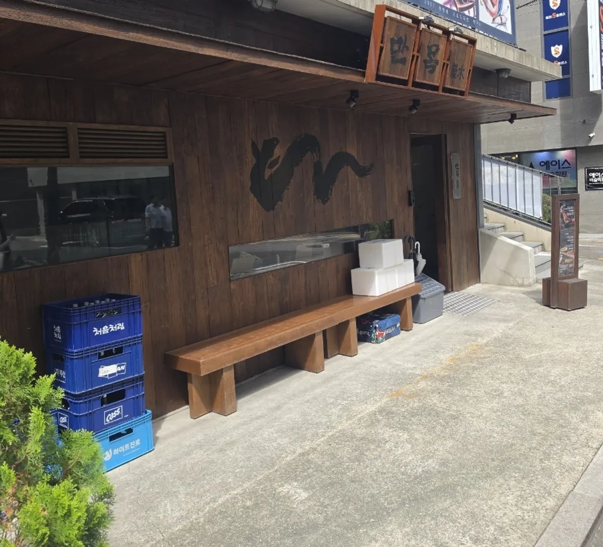 Exterior of Manmok near Seolleung Station