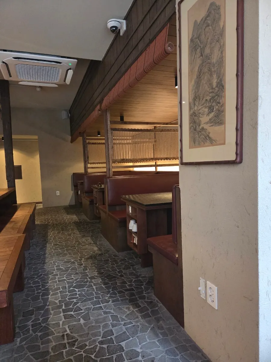 Manmok dining area with tables