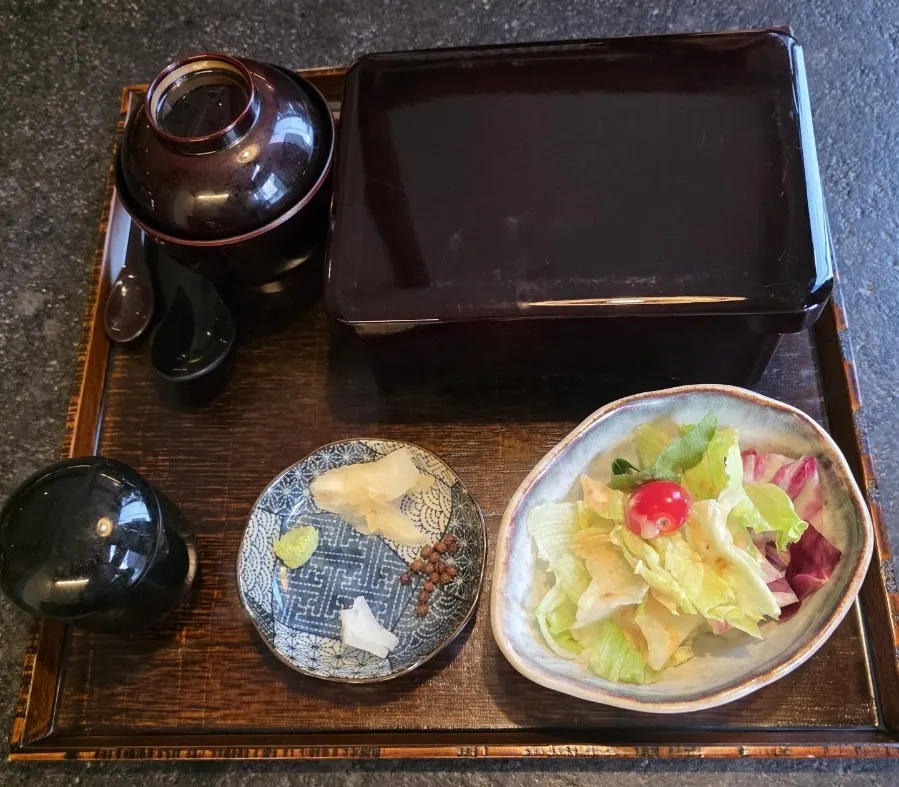 Whole eel rice bowl set served on a wooden tray