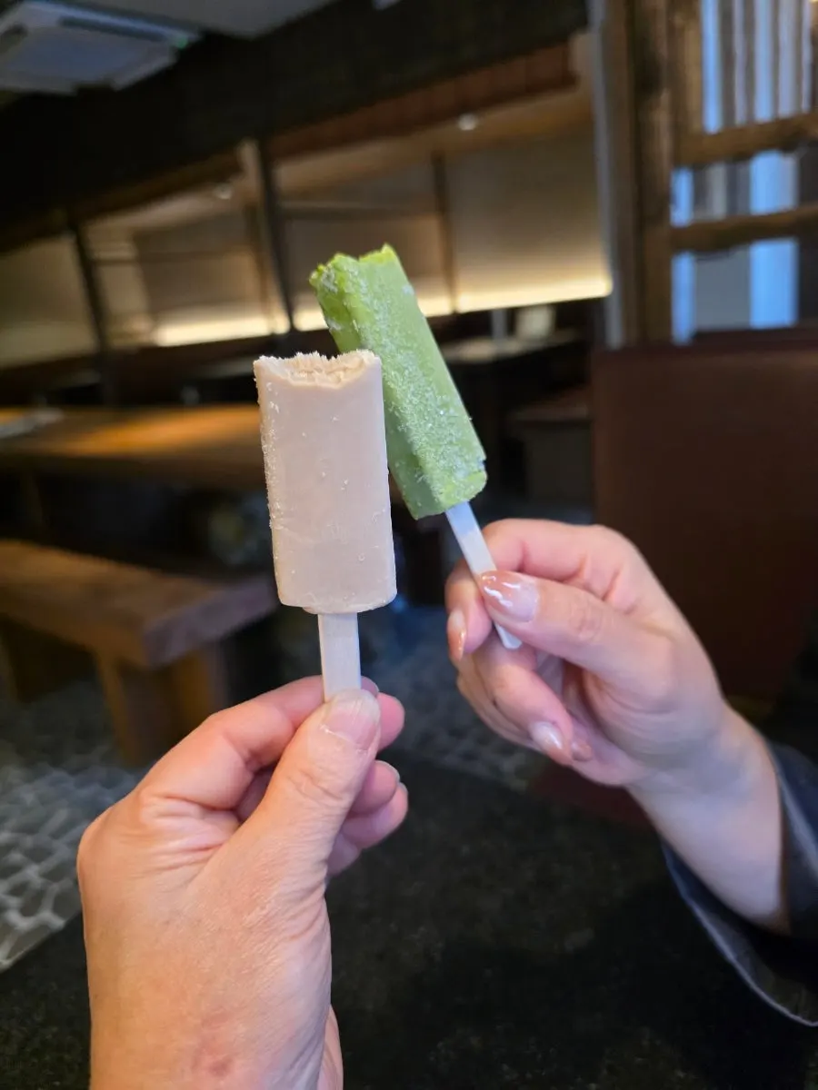 Green matcha ice bar and beige black tea ice bar