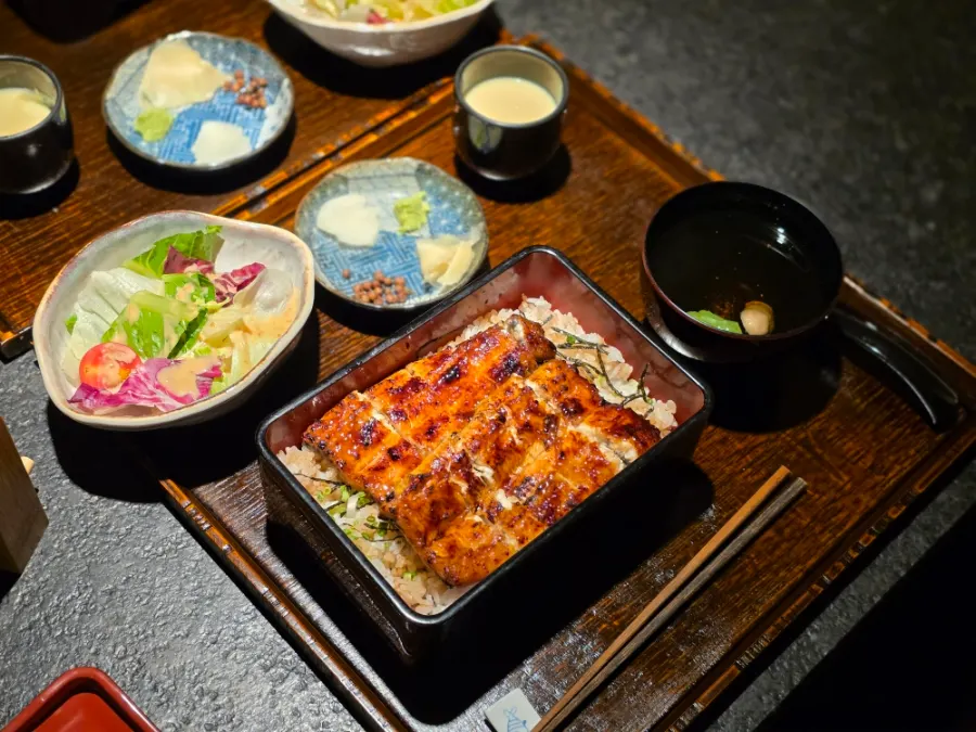 Table setting for a whole-eel rice bowl order