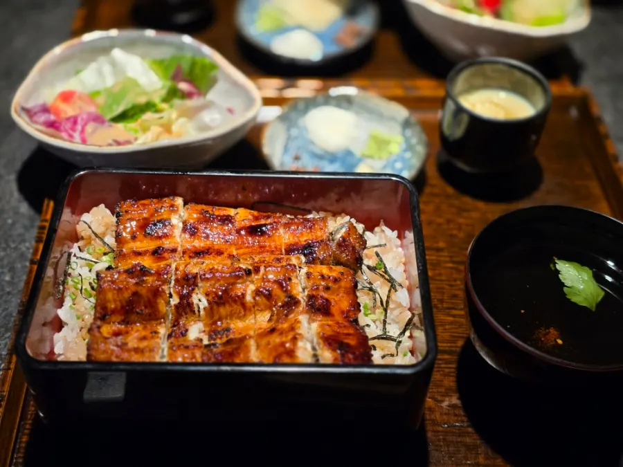 Eel rice bowl bento box before and after opening